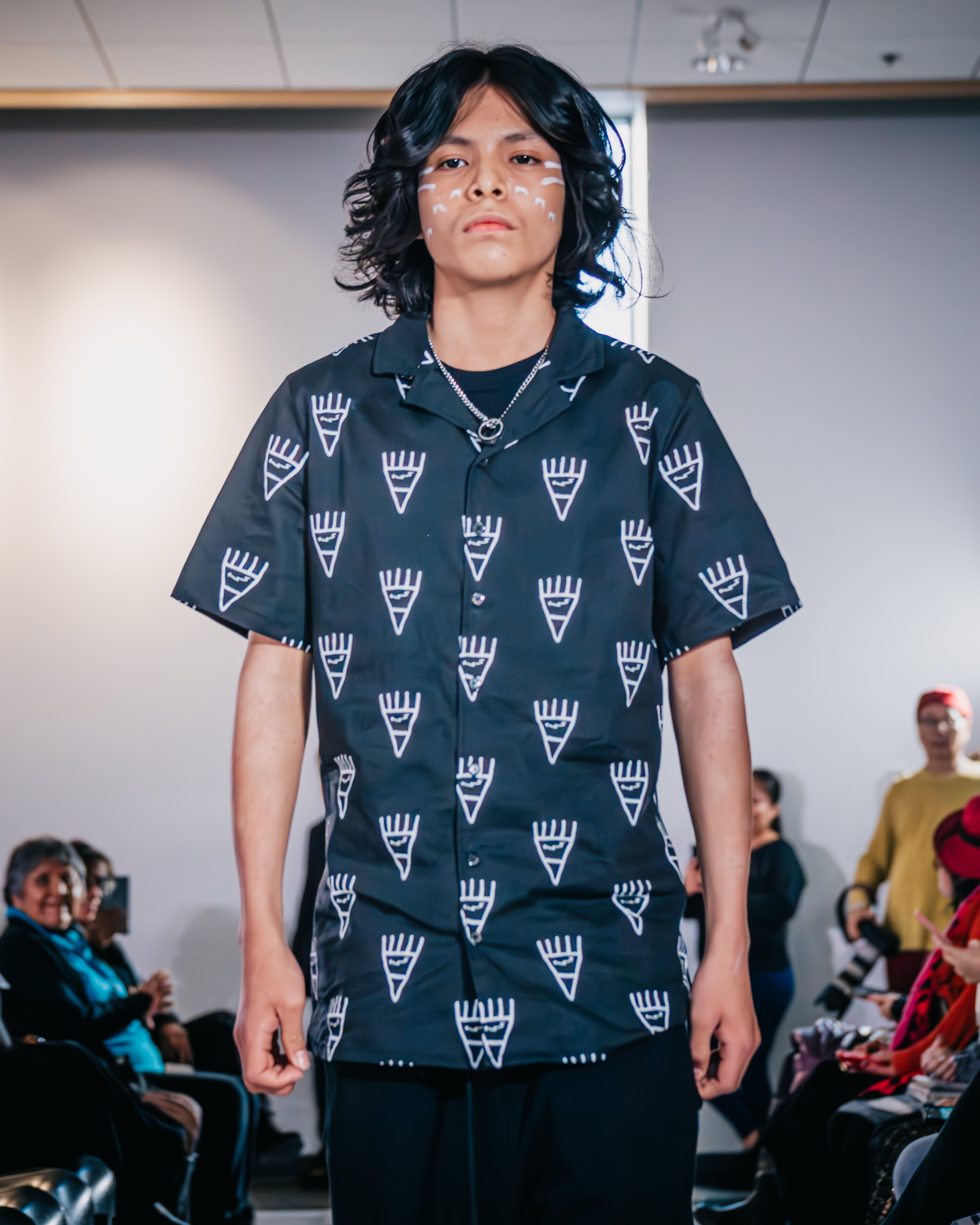 Pictograph Bear Paw Men Button Closure